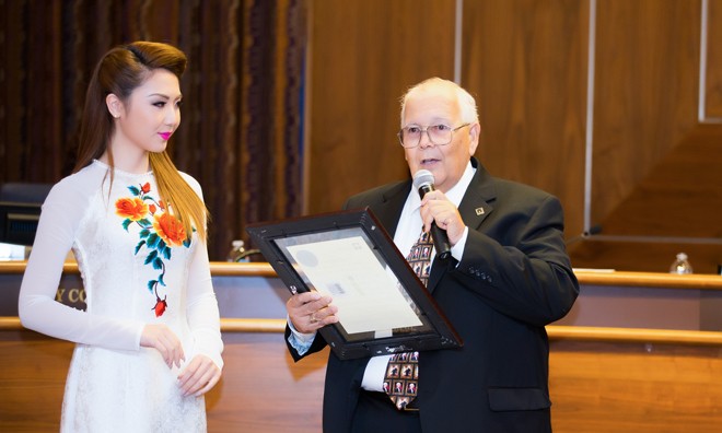 Jennifer Chung được ông Alan Nagy, thị trưởng thành phố Newark, tiểu bang Cali trao bằng khen.