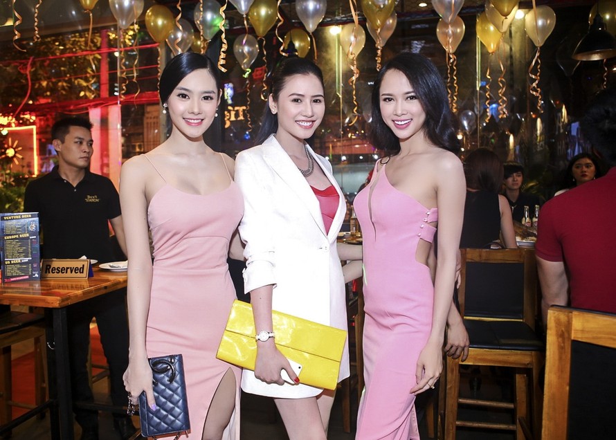 Linh Chi (bìa trái) và Ngọc Anh (bìa phải) cùng chọn váy hồng quyến rũ đi dự tiệc.