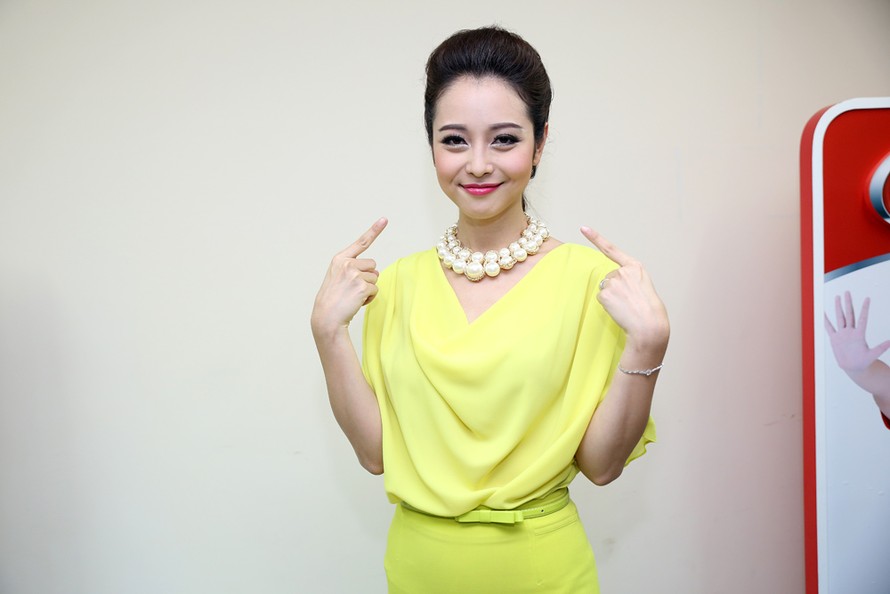 Jennifer Phạm mặc váy vàng rực quyến rũ.