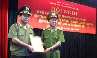 Thượng tướng Lê Quý Vương trao thưởng cho Giám đốc Công an Hà Nội