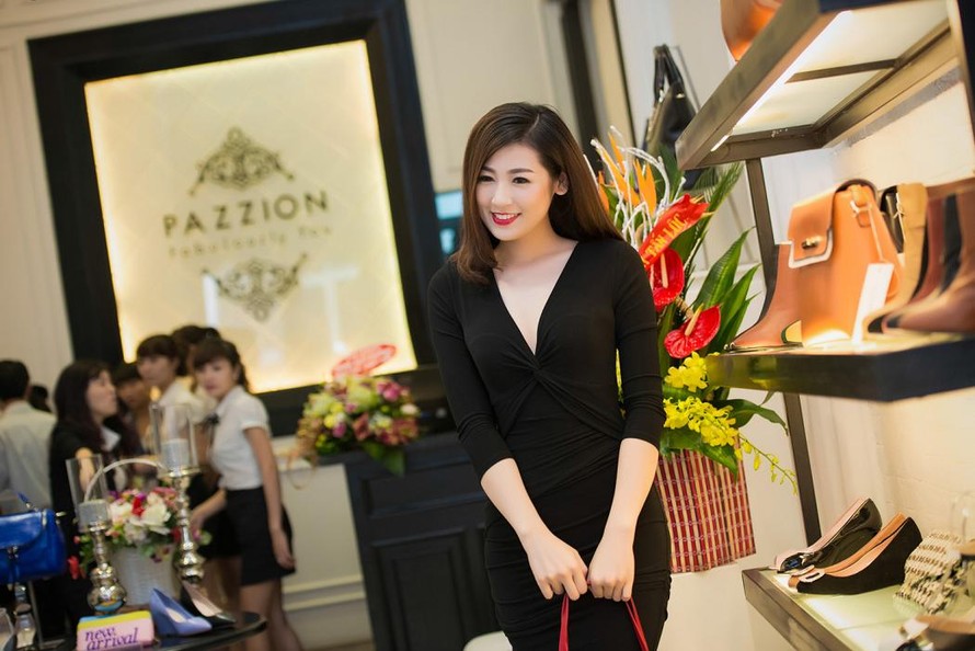 Á hậu Tú Anh diện váy đen quyến rũ đi dự tiệc ở Hà Nội.