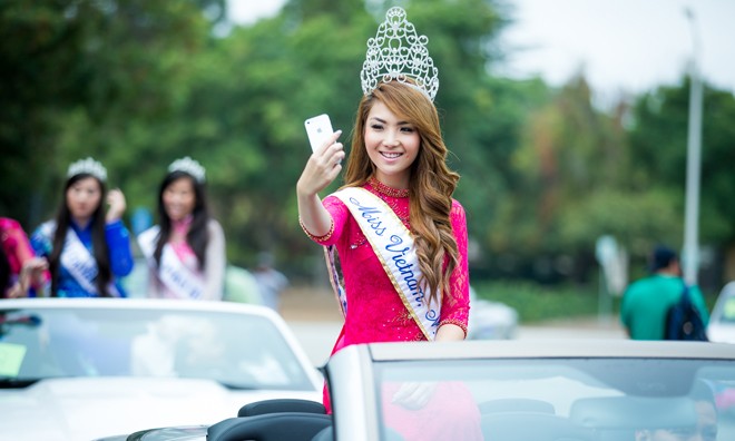 Hoa hậu châu Á tại mỹ 2014 Jennifer Chung mặc áo dài diễu hành trên đường phố Mỹ.