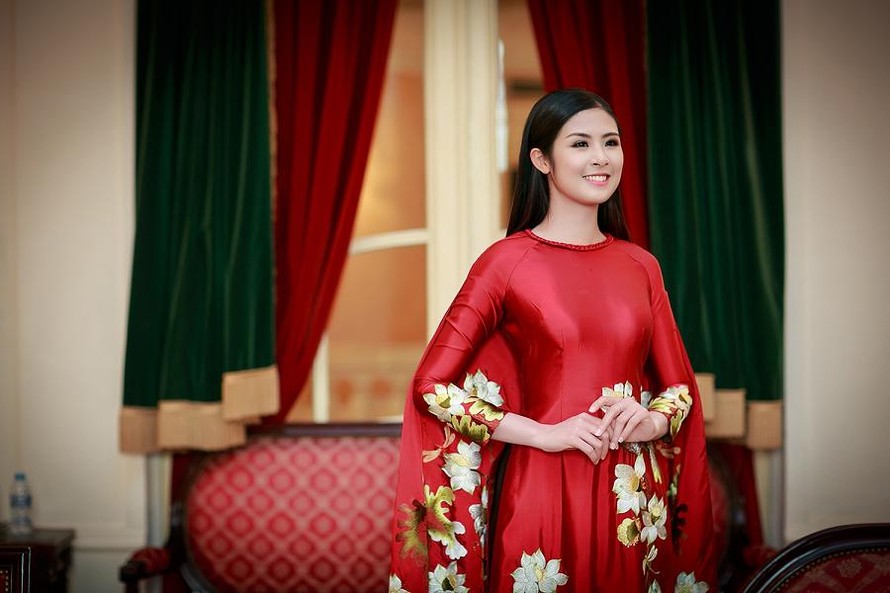 Hoa hậu Việt Nam 2010 đẹp nổi bật với áo dài hoa sen cách điệu.