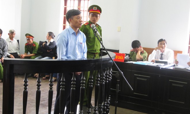 Vũ Việt Hùng tại tòa.