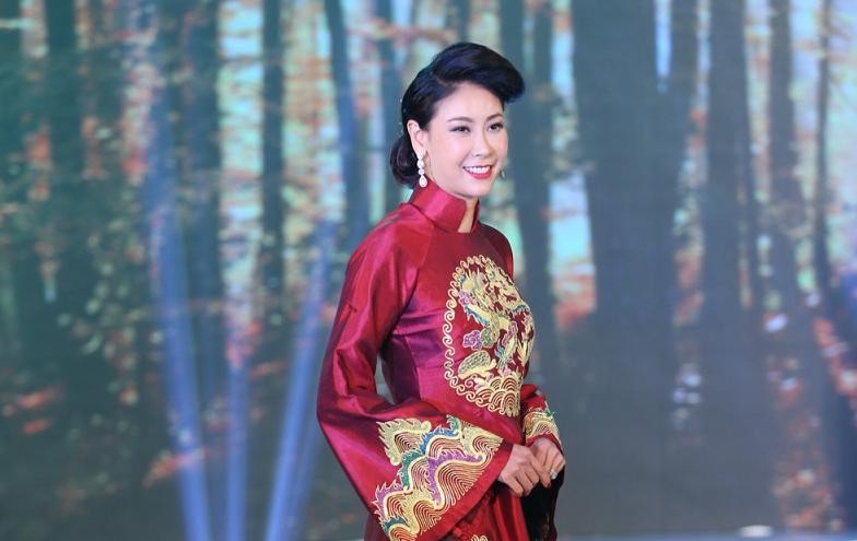 Hoa hậu Hà Kiều Anh trình diễn áo dài trên sàn catwalk.