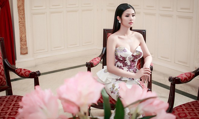 Hoa hậu Ngọc Hân khoe vai trần gợi cảm.