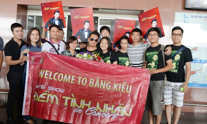 Bằng Kiều được các fans Hà Nội chào đón nồng nhiệt.