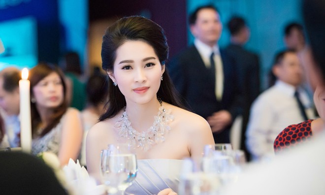 Hoa hậu Thu Thảo xinh đẹp, gợi cảm dự tiệc ở Hà Nội.