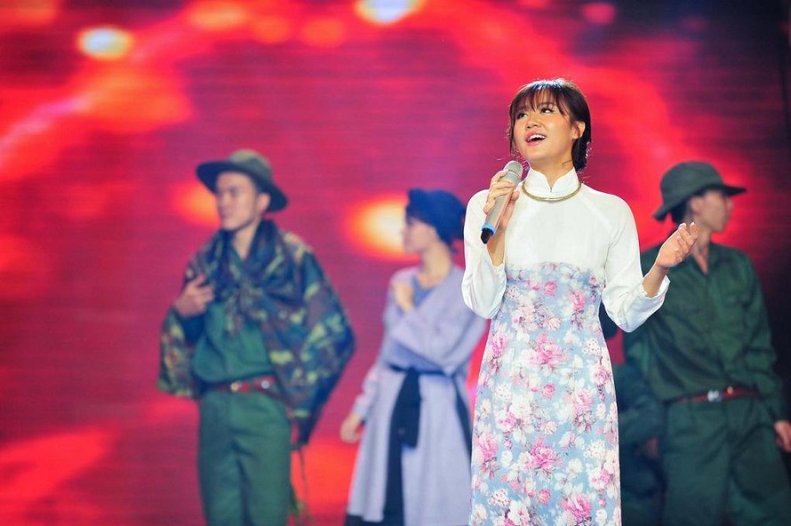 Văn Mai Hương gây tranh cãi nảy lửa khi thể hiện ca khúc 'Nhớ về Hà Nội' trong chương trình Giai điệu tự hào tháng 10.