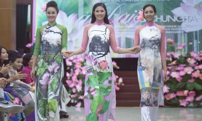 Hoa hậu Ngọc Hân giới thiệu bộ sưu tập áo dài mới.