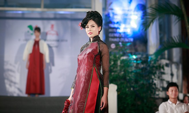 Người đẹp biển Nguyễn Thị Loan kiêu sa làm vedette diễn thời trang phong cách Ý.
