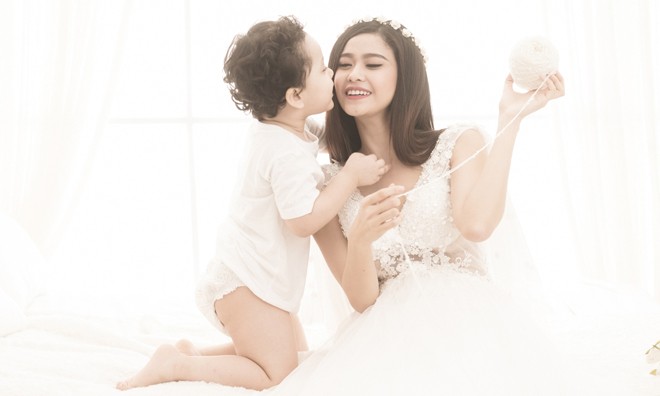 Trương Quỳnh Anh và con trai Shushi trong MV "Đã bao giờ yêu".