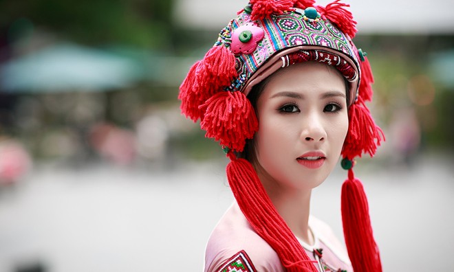 Hoa hậu Ngọc Hân lộng lẫy, khác lạ với áo dài thổ cẩm.