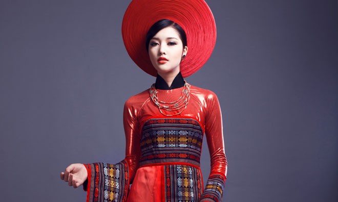 Hoa hậu Triệu Thị Hà kiêu sa khoe dáng với áo dài thổ cẩm