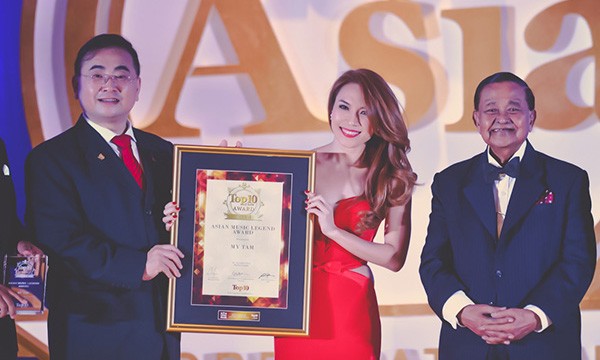 Hình ảnh Mỹ Tâm nhận giải thưởng 'Huyền thoại âm nhạc châu Á' tại sự kiện Top Asia Corporate Ball.