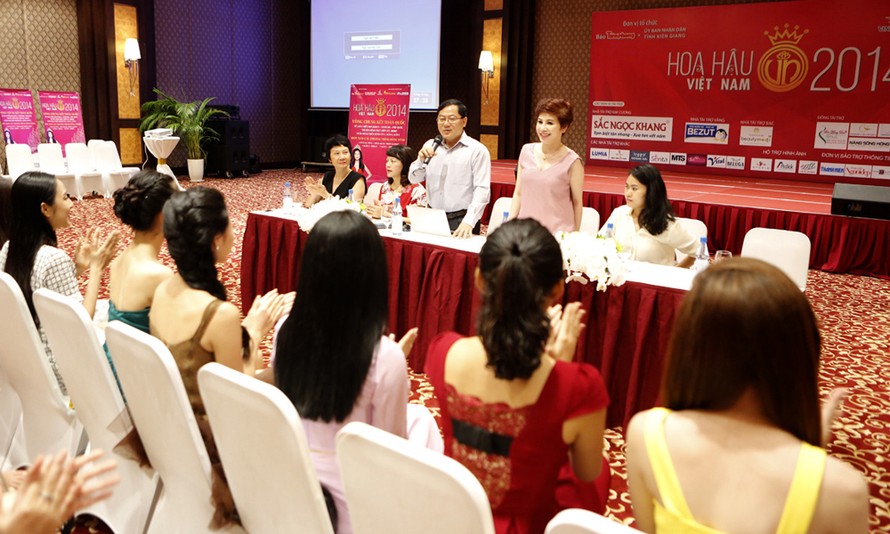 Nhà báo Lê Xuân Sơn - Trưởng Ban tổ chức cuộc thi giới thiệu chị Thanh Hằng với các thí sinh.