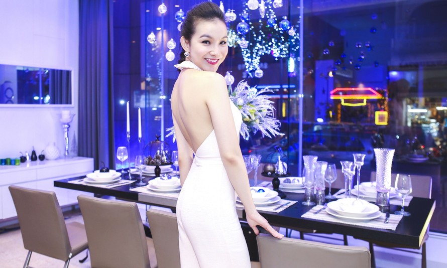Hoa hậu Thùy Lâm khoe lưng trần quyến rũ với bộ jumpsuit thanh lịch màu kem.
