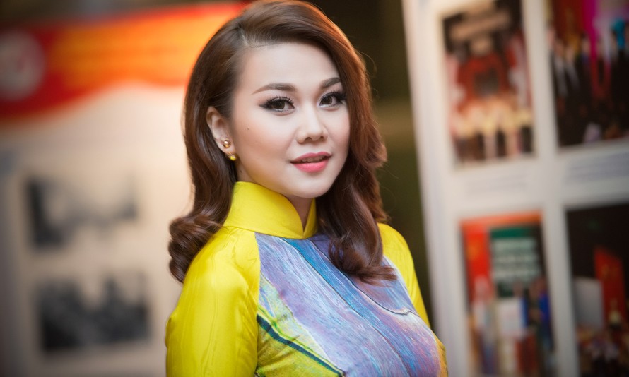 Siêu mẫu Thanh Hằng xinh đẹp, cuốn hút với áo dài Liên Hương.