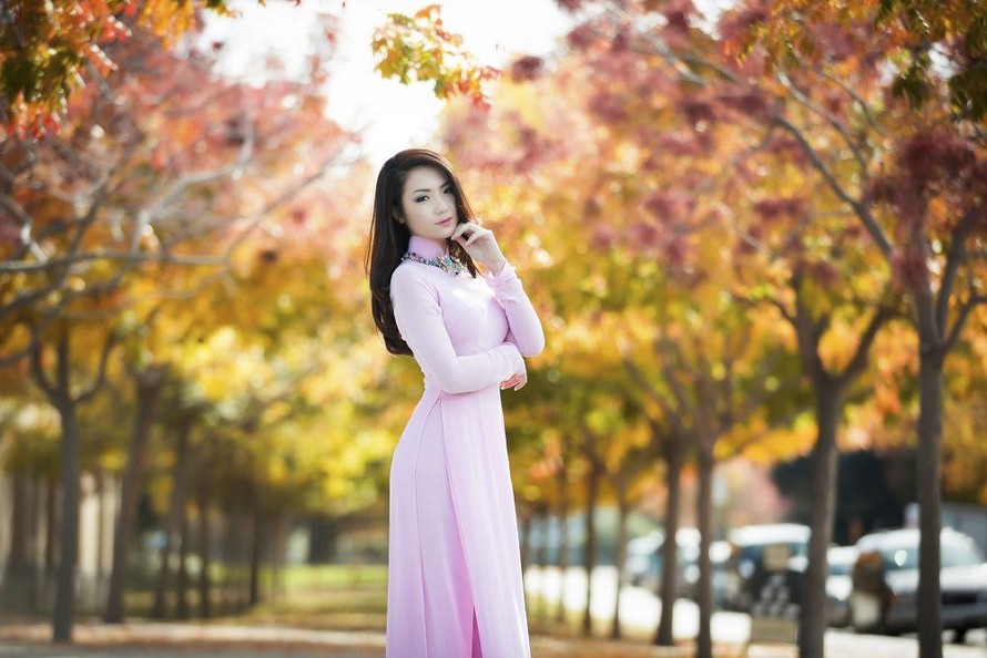 Trong tà áo dài lấy cảm hứng từ mùa cuối năm với sắc hồng ngọt ngào của NTK Thuận Việt, Hoa Hậu Jennifer Chung khoe vẻ đẹp tinh khôi và quyễn rũ giữa tiết trời mùa đông trên đất Mỹ.