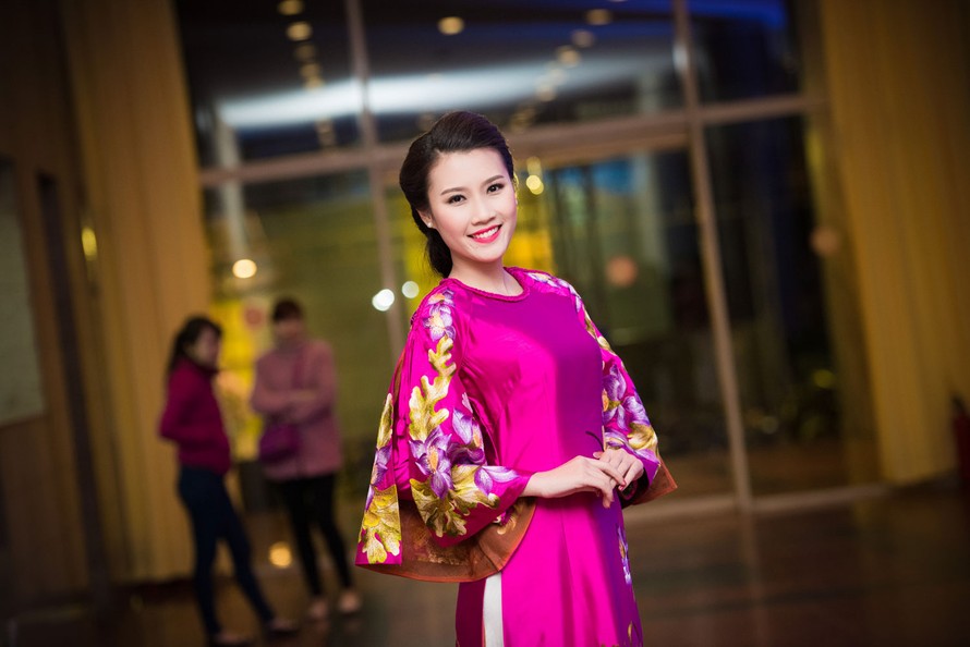 Người đẹp Thanh Tú duyên dáng và lộng lẫy với áo dài Lan Hương.