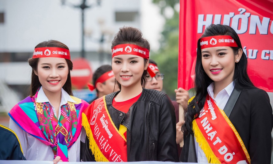 Người đẹp rạng rỡ tại Chủ Nhật Đỏ 2015 ở Hà Nội
