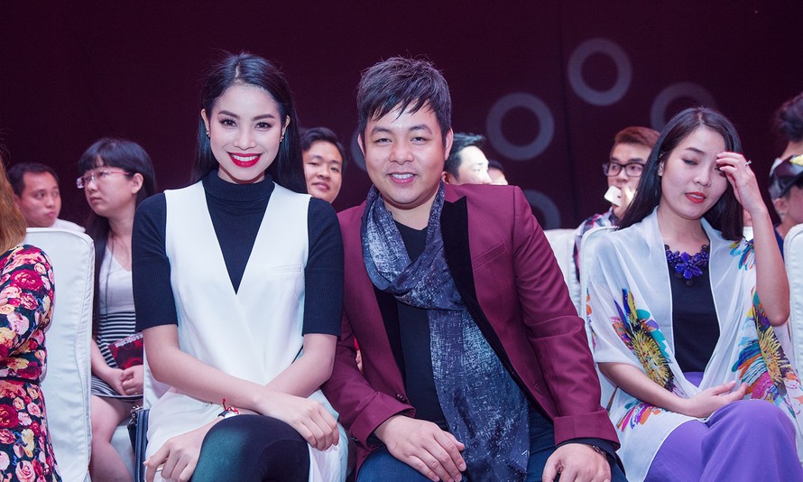 Người đẹp Phạm Hương ngồi cạnh ca sĩ Quang Lê trên hàng ghế khán giả khi theo dõi show diễn của NTK Nhật Dũng.
