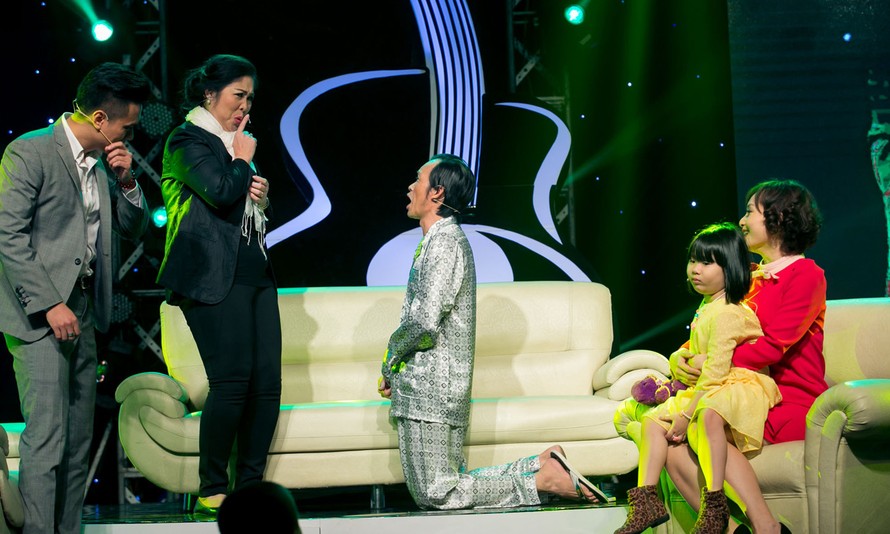 Danh hài Hoài Linh quỳ gối cầu hôn nghệ sỹ Hồng Vân