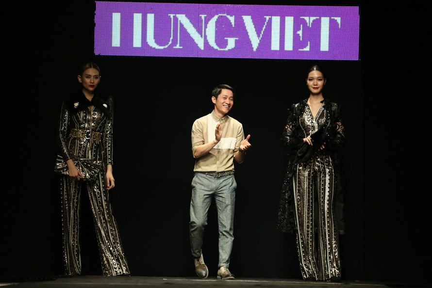 Tuần lễ thời trang Việt Nam – Vietnam Fashion Week Fall Winter 2015 đã khởi động bằng đêm diễn đầu tiên với sự lên ngôi của khuynh hướng tối giản. Là sự lựa chọn của hầu hết các nhà thiết kế trong chương trình, khuynh hướng tối giản được thể hiện phong p