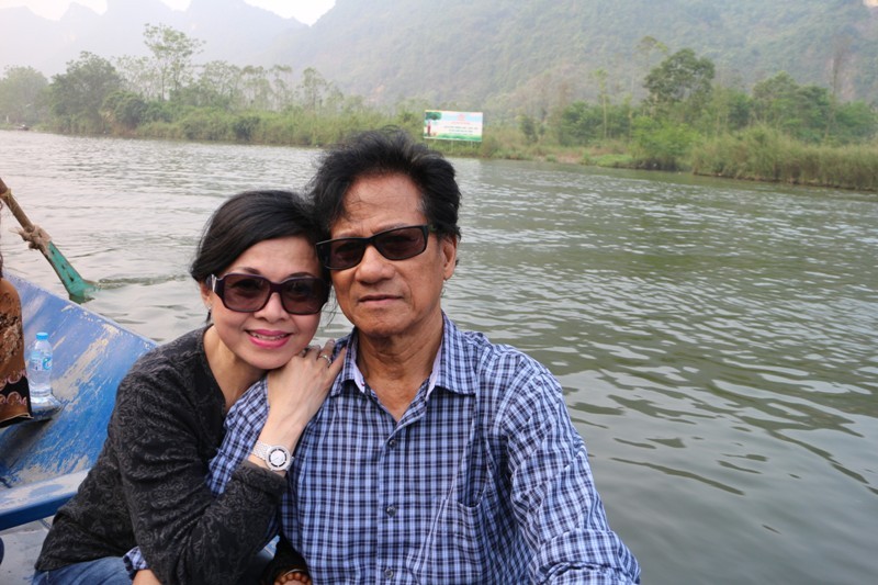 Chế Linh và vợ tình cảm khi đi vãn cảnh chùa Hương.