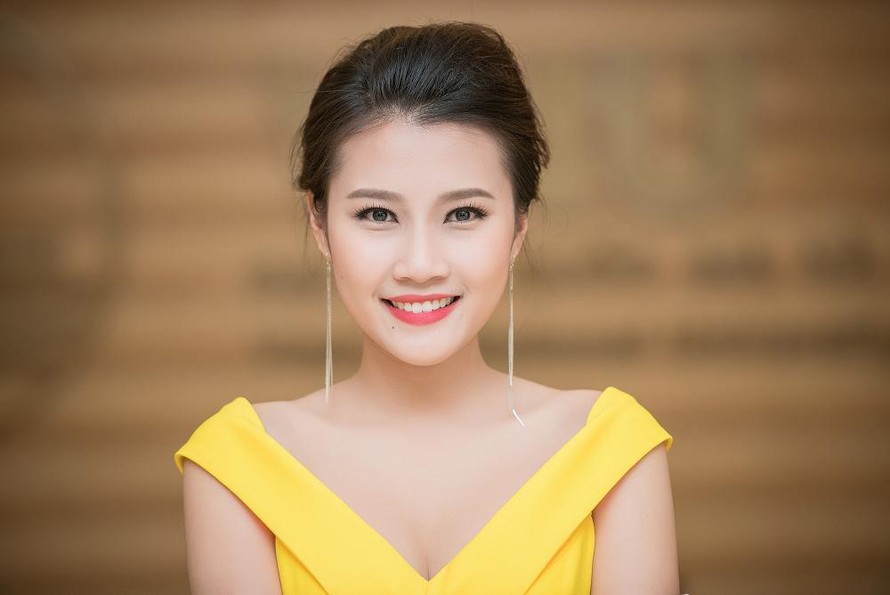 Người đẹp Thanh Tú diện 'cây' vàng rực rỡ làm giám khảo