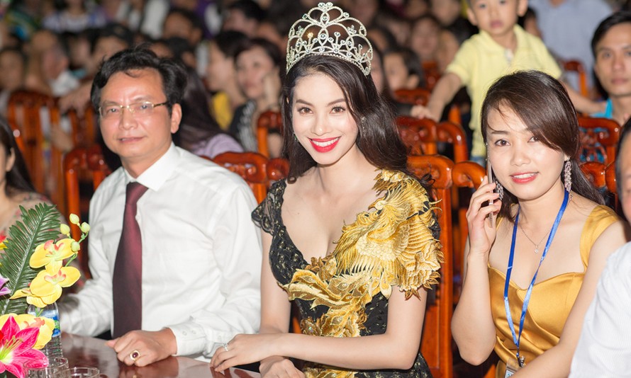 Người đẹp top 10 HHVN Phạm Hương gây chú ý đặc biệt khi làm giám khảo cuộc thi "Người đẹp biển Quỳnh" tại Quỳnh Lưu, Nghệ An vừa qua. 