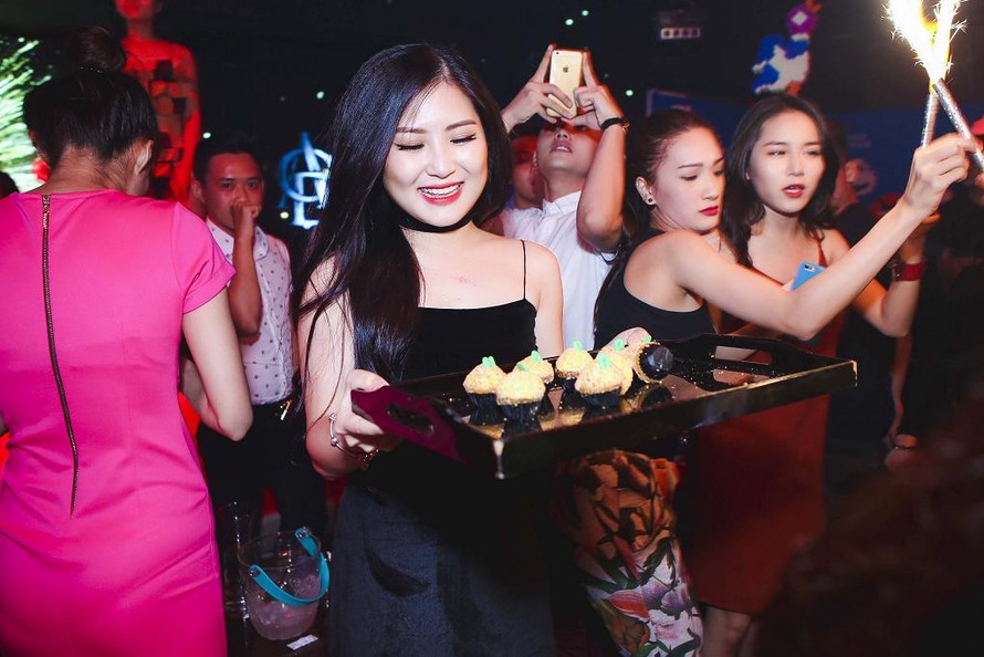 Tối 12/5, nữ ca sỹ Hương Tràm đã tổ chức một bữa tiệc sinh nhật để vui chơi cùng bạn bè thân thiết đón tuổi 20 đầy đáng nhớ.