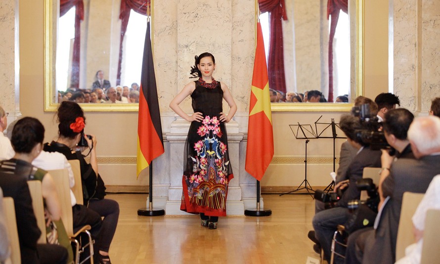 Nhà thiết kế Lan Hương trình diễn bộ sưu tập áo dài mới tại Đức.