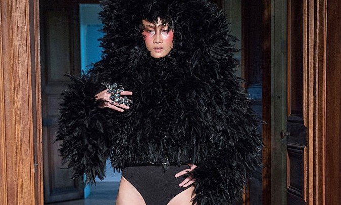 Cô gái vàng của làng thời trang trong nước đã “làm nên chuyện” khi là người mẫu Việt Nam đầu tiên sải bước trên sàn diễn danh giá nhất thế giới: Paris Haute Couture Fashion Week 2015, vào tối ngày 6/7 khi trình diễn bộ sưu tập thu/đông mới nhất của nhà th