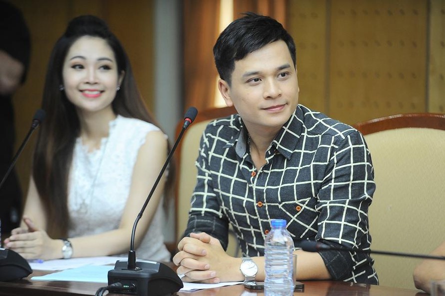 Hai MC Thùy Linh và Danh Tùng trong buổi họp báo về vòng chung kết Sao Mai 2015.