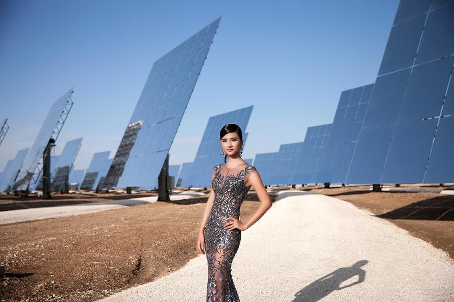 Cuối tuần qua, Kim Tuyến xuất hiện lộng lẫy tới xem show diễn của NTK Hoàng Hải. Show diễn độc đáo diễn ra tại nhà máy năng lượng mặt trời Gemasolar tại Seville, Tây Ban Nha.