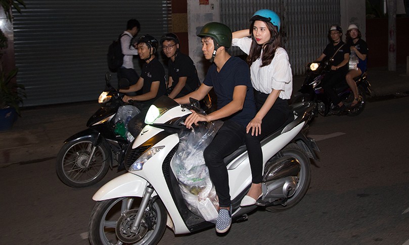 Vợ chồng Lưu Hương Giang đi xe máy phát cơm từ thiện