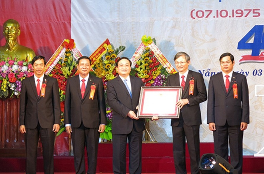 Phó Thủ tướng Hoàng Trung Hải trao Bằng khen của Thủ tướng tặng cho EVNCPC.