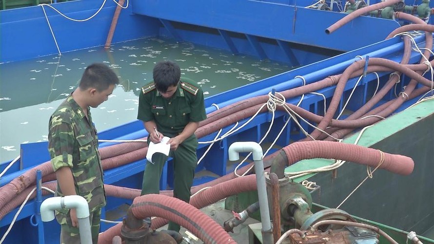 Bộ đội Biên phòng TPHCM bắt giữ những chiếc sà lan khai thác cát trái phép. Ảnh Việt Văn