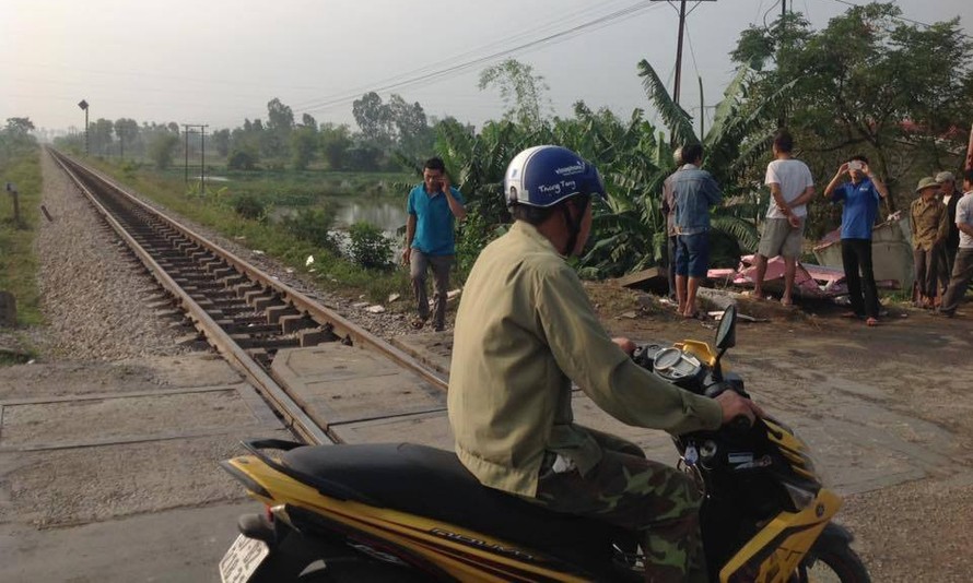 Chiếc xe tải bị tông nát bét phần sau ra từng mảng sau vụ tai nạn kinh hoàng.