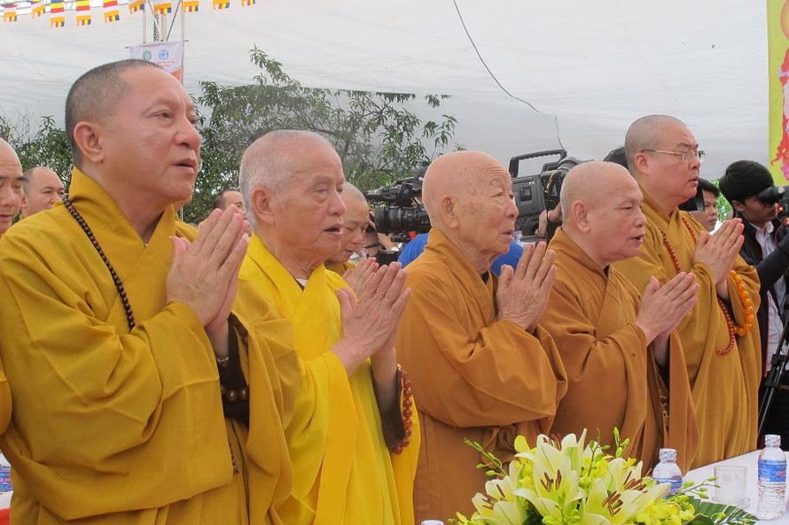 Các bậc hòa thượng, thượng tọa đứng đầu Giáo hội Phật giáo cầu cho vong linh những nạn nhân TNGT siêu thoát.