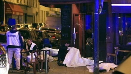 Hiện trường một địa điểm xảy ra tấn công ở Paris. Ảnh: AP 