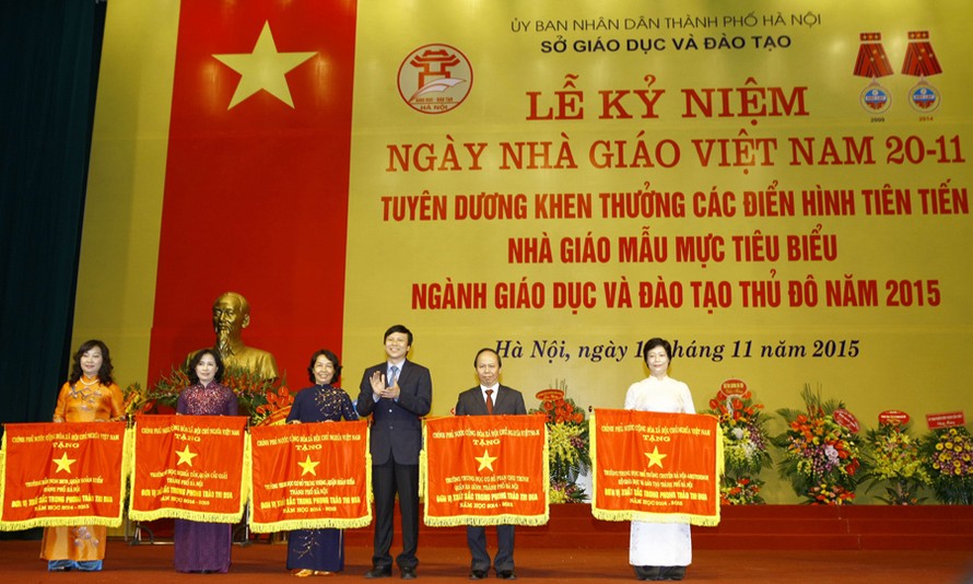Thứ trưởng Nguyễn Vinh Hiển trao Cờ thi đua, bằng khen của Bộ GD&ĐT cho các cá nhân, tập thể.