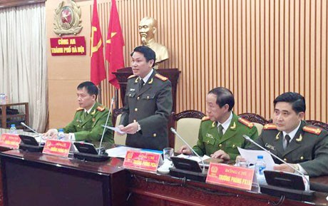 Đại tá Nguyễn Văn Viện (đứng) thông tin tại buổi họp báo.