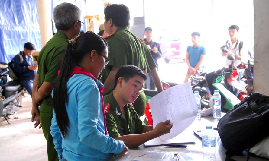 Công an kiểm tra nhà xưởng của Cty TNHH Athena ở huyện Củ Chi. Ảnh T.Chung.