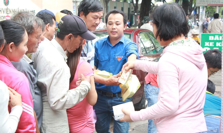 Chi đoàn Ban đại diện Báo Tiền Phong tặng cơm cho người nghèo tại Bệnh viện Nhân dân 115 (quận 10).