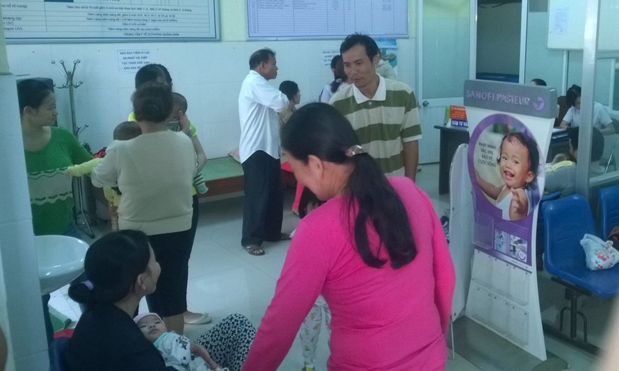 Phụ huynh mang con nhỏ đến chờ tiêm vắc xin Pentaxim tại Trung tâm y tế dự phòng tỉnh Quảng Nam.