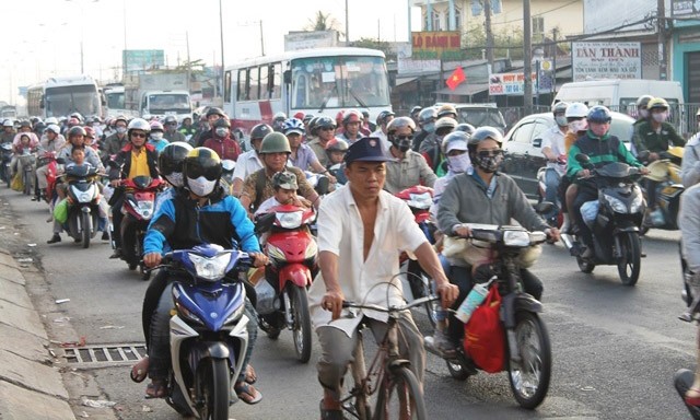 Nhu cầu sử dụng phương tiện cá nhân để đi lại của người dân ngày một lớn trong khi đường xá, cơ sở hạ tầng giao thông tại TPHCM vẫn chưa mở rộng, hoàn thiện dẫn đến tình trạng kẹt xe mỗi ngày. Ảnh Việt Văn.