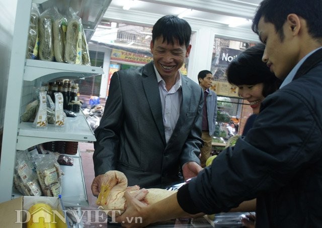 Ông Vươn cùng chủ cửa hàng đóng gói sản phẩm vịt để bán cho khách hàng.
