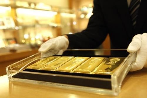 Sau khi san bằng chênh lệch vào ngày 3/3, giá vàng thế giới đã chính thức vượt giá trong nước lần đầu tiên sau 5 năm. Ảnh: Bloomberg.